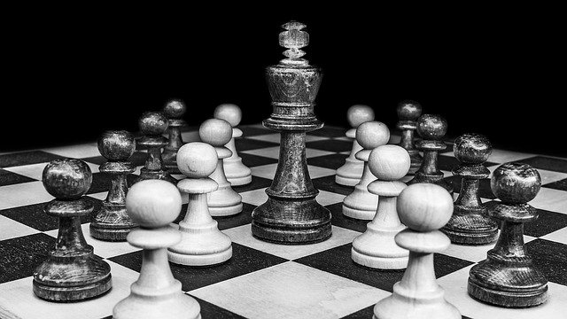 šachové figurky na šachovnici