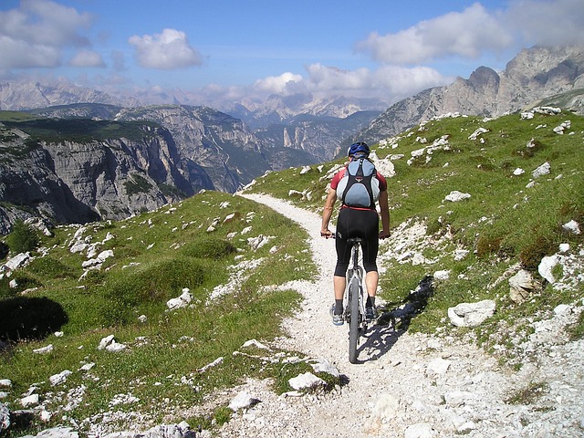 muž na kole na horách